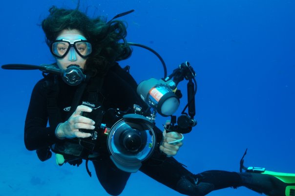 Roatan-Francesca-underwater-with-camera